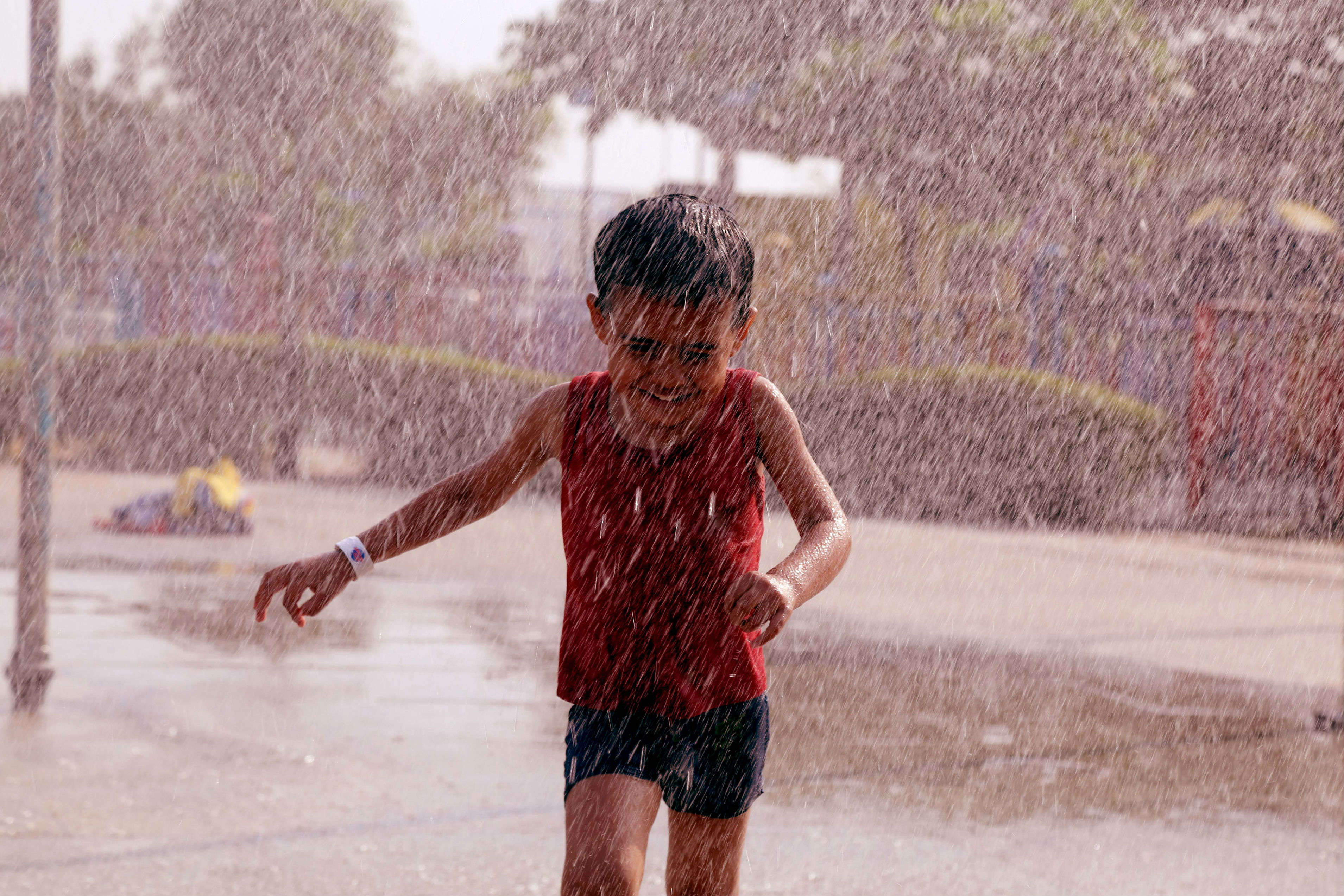 Rain in Delhi NCR – rain drops temperature and presents a pleasant day