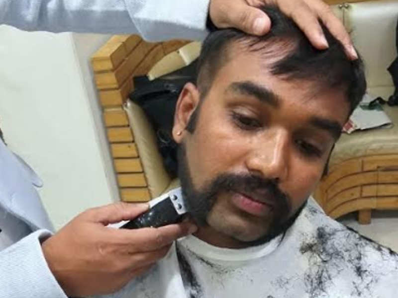 Bengaluru salon offers 'Abhinandan-like' hairstyle and moustache for free |  Bengaluru News - Times of India