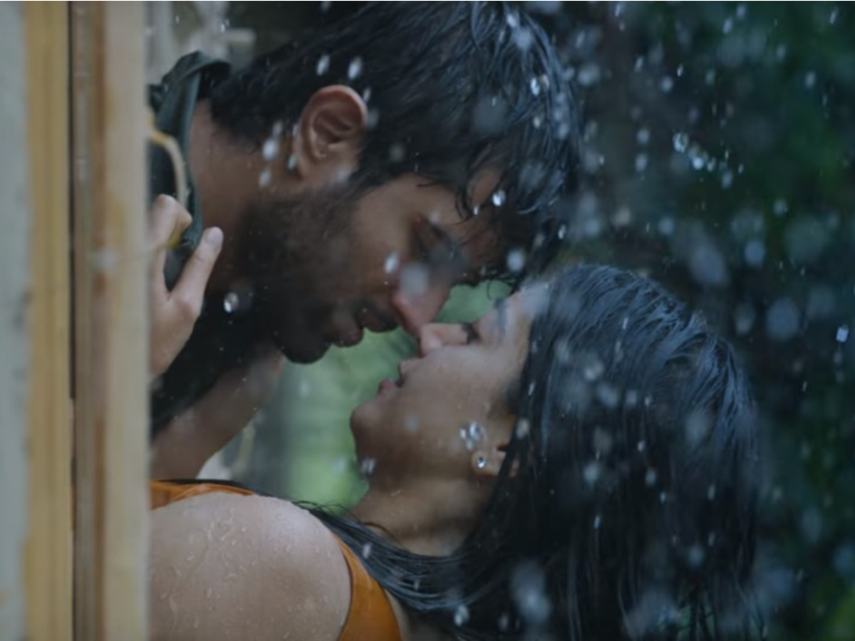 Vijay Deverakonda And Rashmika Mandannas Dear Comrade Teaser Trends At 1 Telugu Movie News