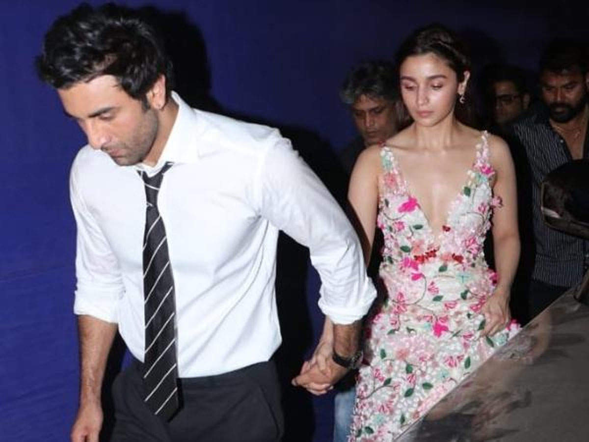 Alia Bhatt & Ranbir Kapoor ace couple dressing with their travel outfits