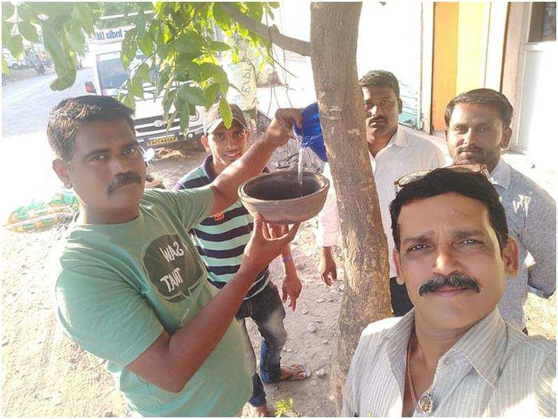 Volunteers of Parisara Rakshana Vedike tied bowls filled with water to trees at APMC market area on Indi Road in Vijayapura.
