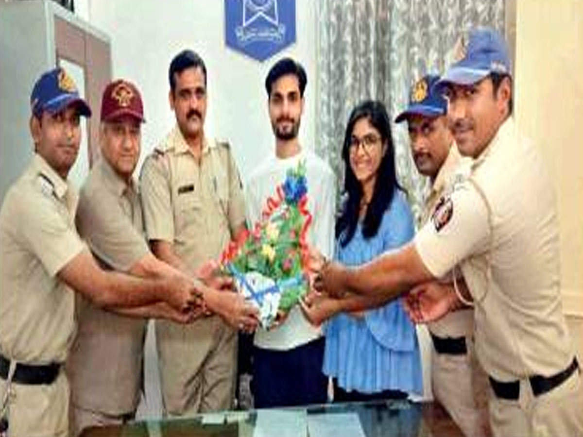 Captain G S Bali (retired) [second from left] with good Samaritans Sanket Dhekate (in white T-shirt) and Rinku Metwani (in blue dress)