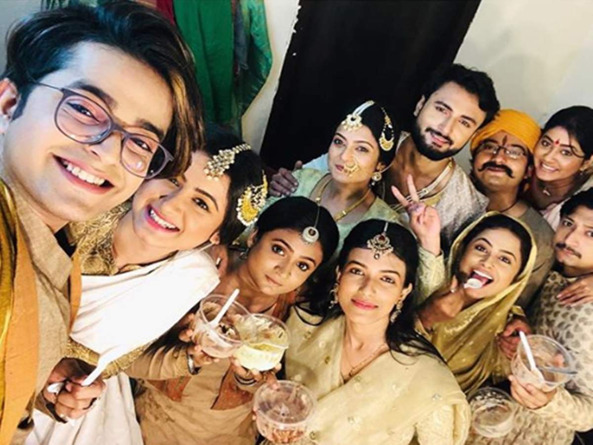 Ami Sirajer Begum Actors Enjoy A Make Up Room Party Times Of India