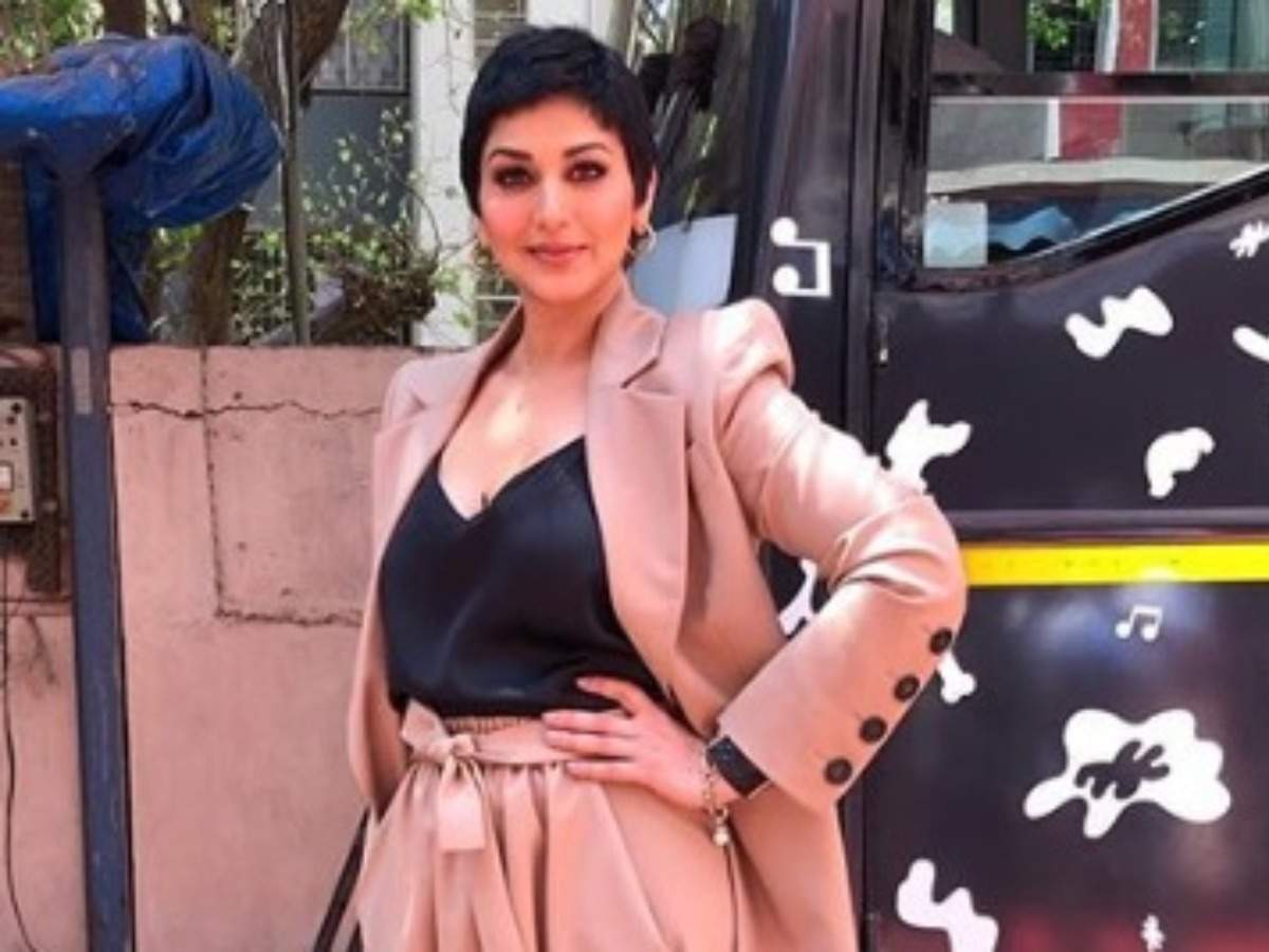 Sonali Bendre makes a basic outfit look chic and stylish - Misskyra.com