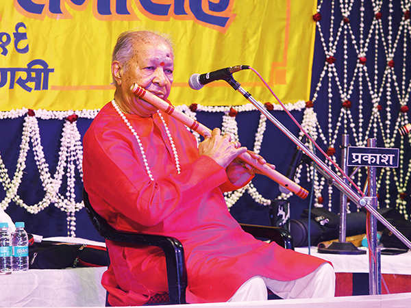 Pandit Hariprasad Chaurasia had people swaying to the lilting tunes of his flute (BCCL/ Arvind Kumar)