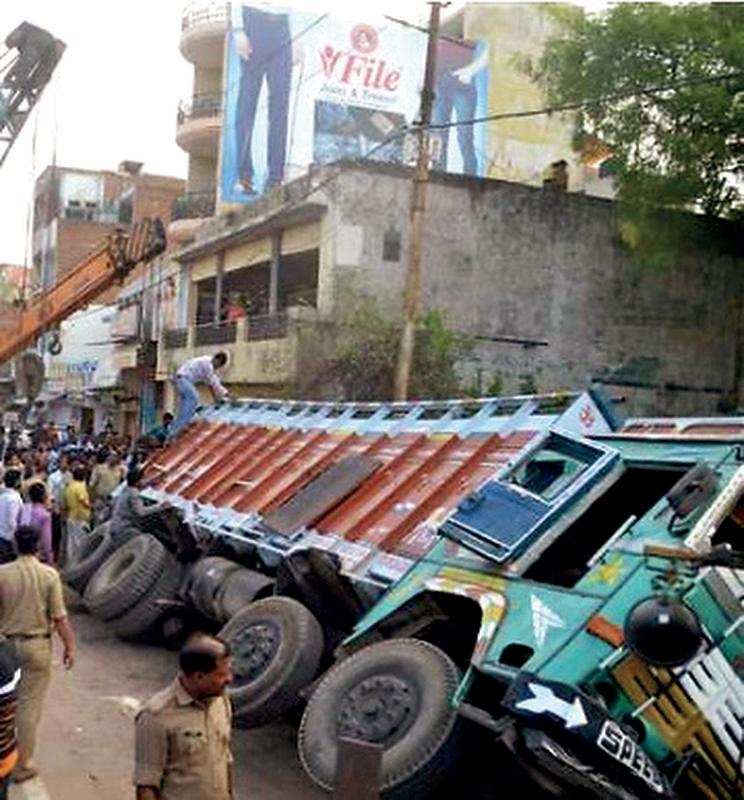 The truck which overturned on Kanpur-Sagar highway