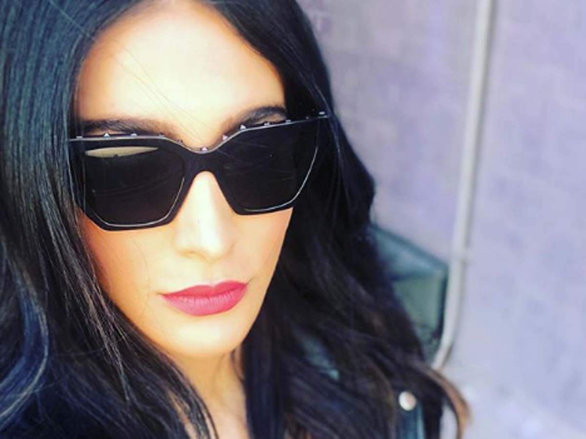 Too hot to handle. Shruti Haasan poses for a oh-so-perfect selfie | Hindi  Movie News - Times of India