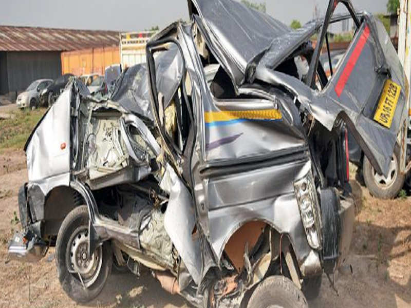 10 students were injured, when a Maruti Eeco ferrying them to a private university overturned multiple times after hitting a road divider on Yamuna Expressway near Dankaur on Thursday.