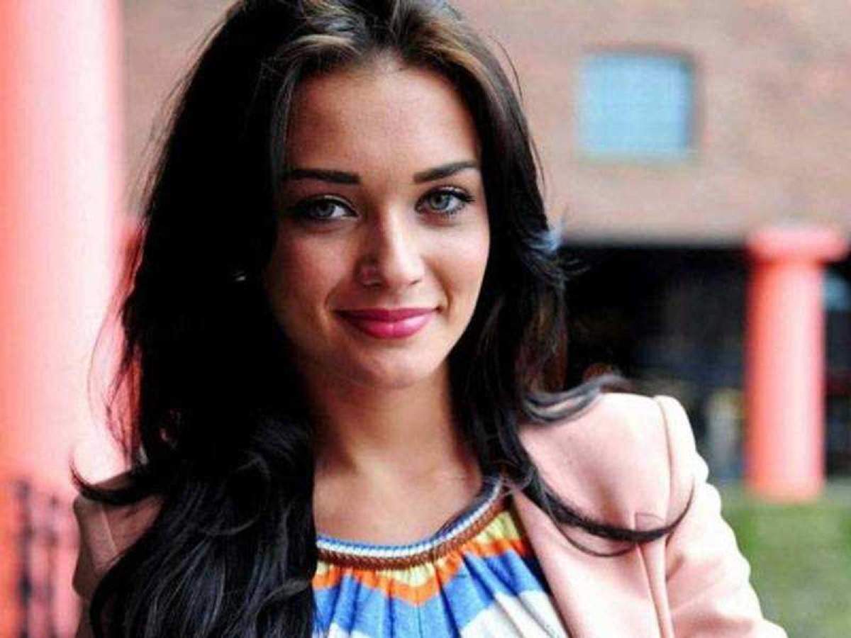 This picture of Amy Jackson flaunting her baby bump is too cute to be ...