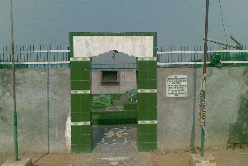 A place near Indo-Pak border called Binjaur wherein lies the tomb of Laila-Majnu