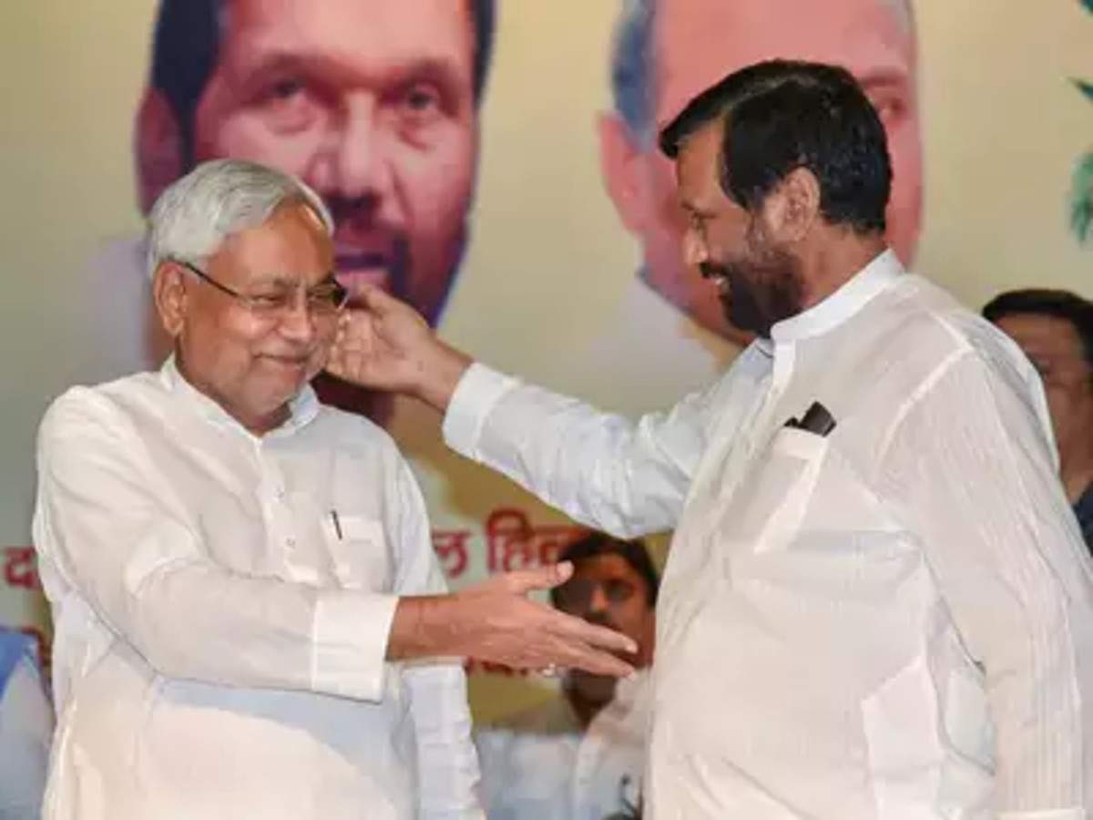 JD(U) chief Nitish Kumar (L) and LJP supremo Ram Vilas Paswan (R)