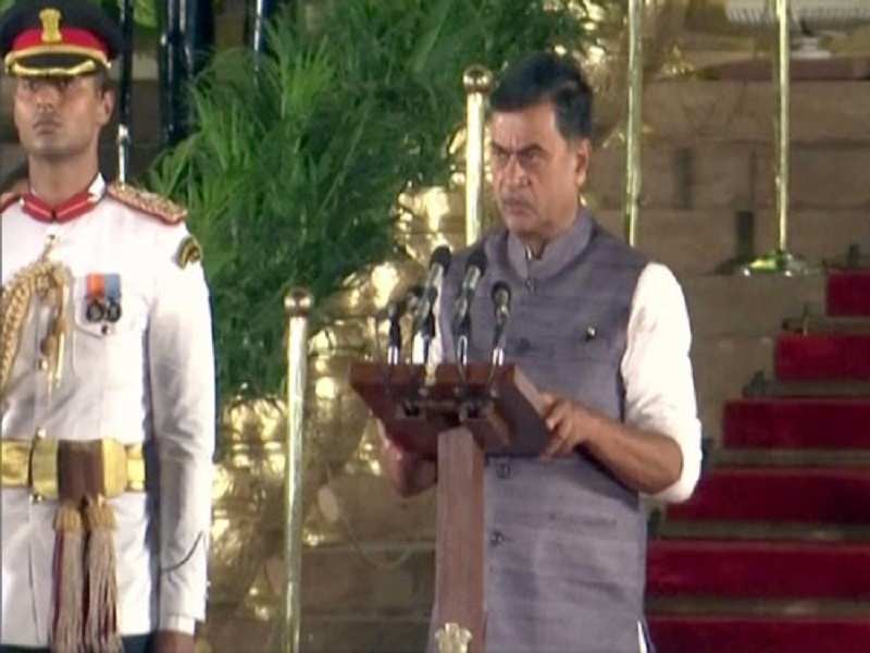  R. K. Singh takes the oath of office and secrecy as Minister of States (Independent Charge) at Rashtrapati Bhavan in New Delhi on Thursday. (ANI)