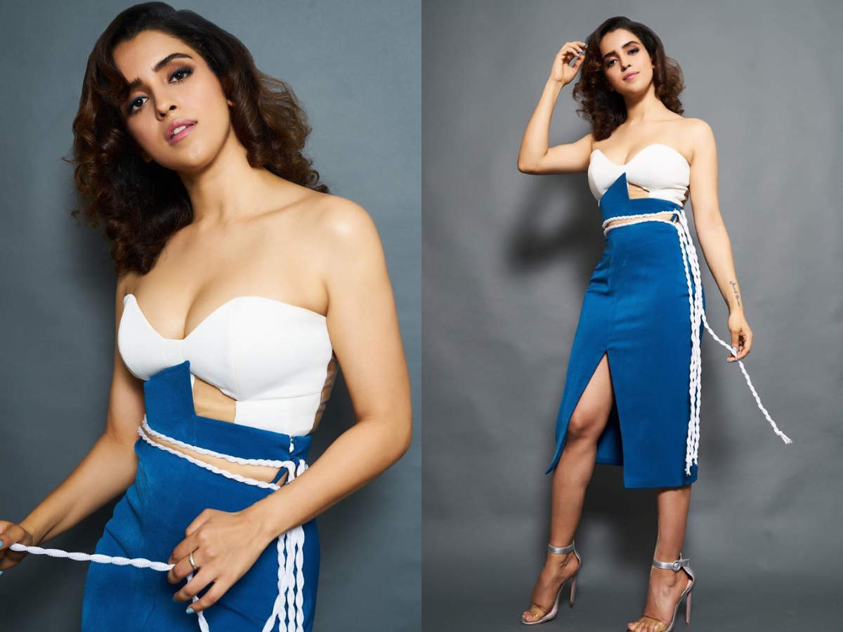Sanya Malhotra's sexy corset and blue skirt will shock you in the most  stunning way - Times of India