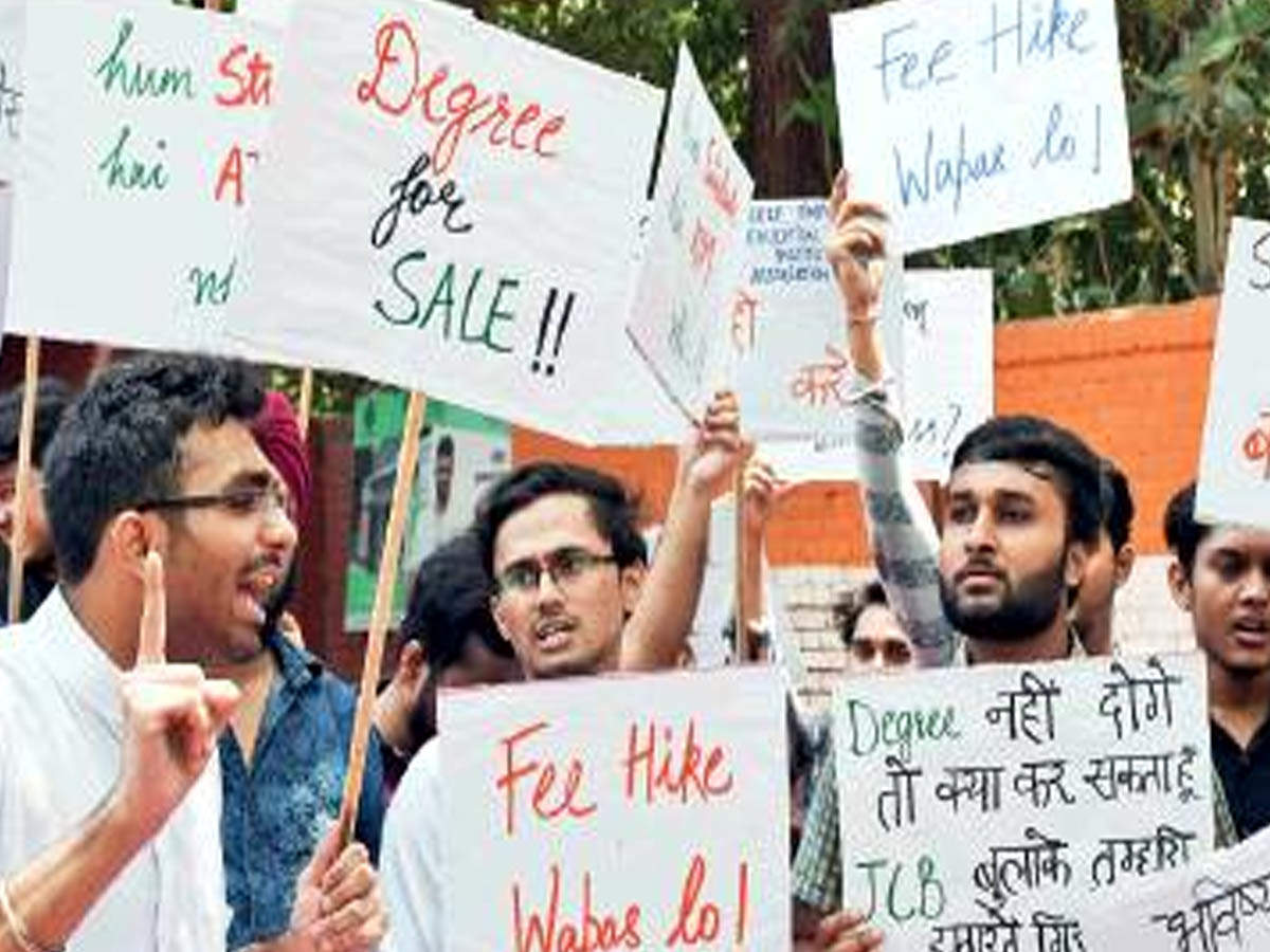 The students gathered in large numbers at Jantar Mantar to protest against the sudden demand of arrears by the colleges