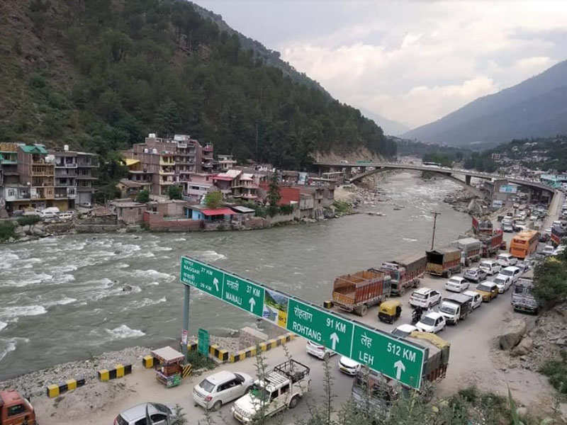 Entire Kullu district is facing the gridlock as it has failed in handling the traffic rush.
