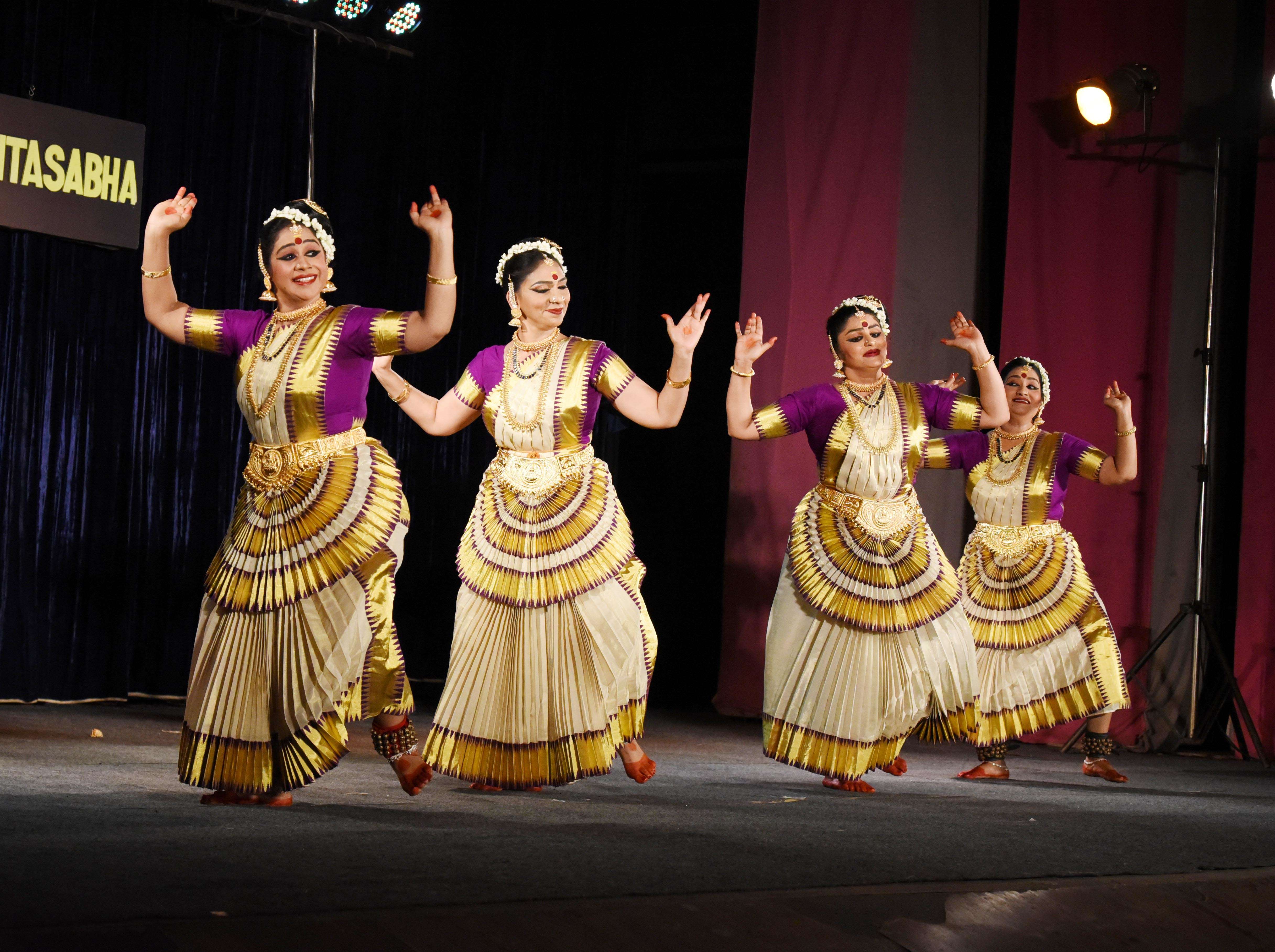 mohiniyattam group dance