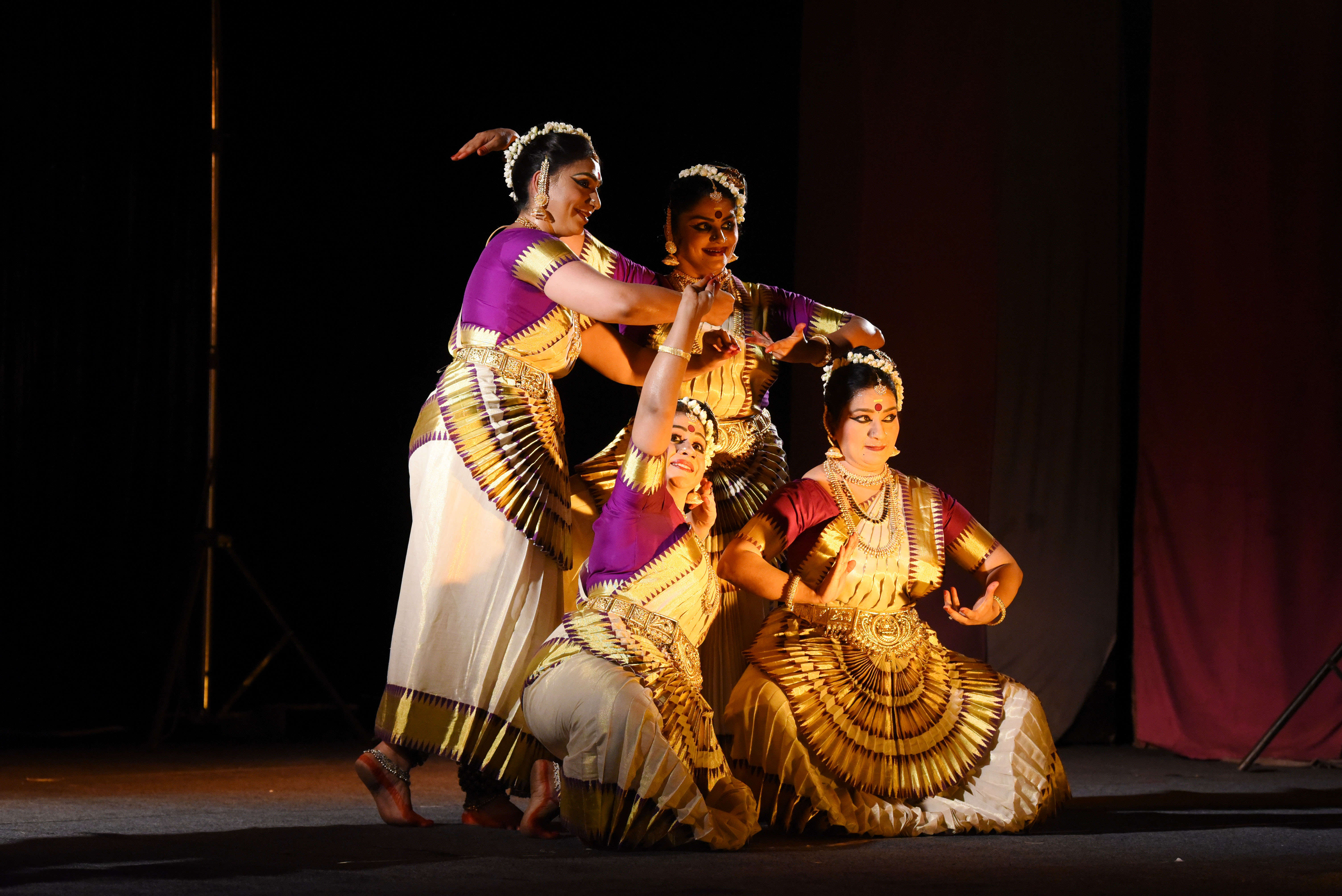 mohiniyattam group dance