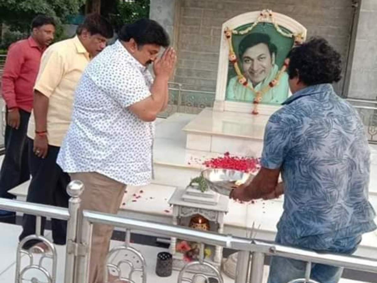 Tamil star Prabhu pays his respects at late Dr Rajkumar's memorial ...