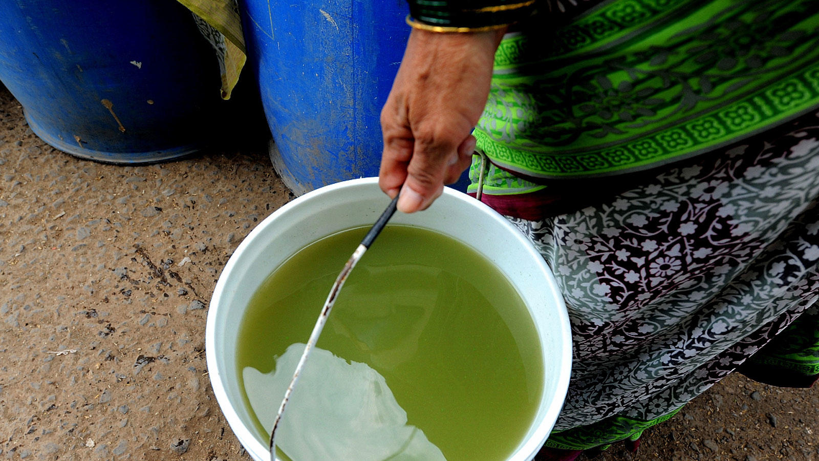 Los habitantes de Raigad, Maharashtra, solo tienen agua turbia y turbia de color marrón para satisfacer sus necesidades (Foto: KK Choudhary)