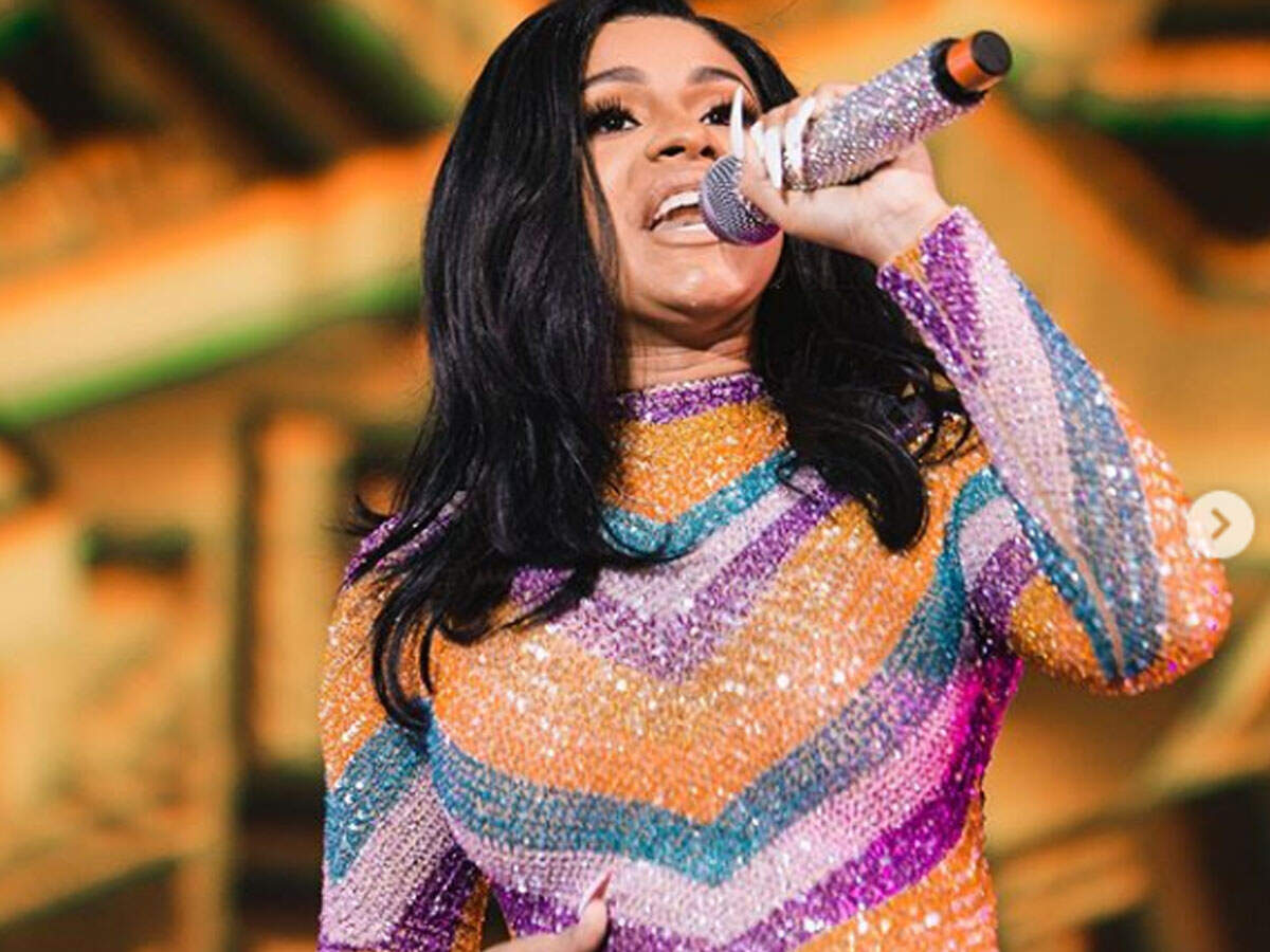 Cardi B continues show despite wardrobe malfunction English Movie(00)