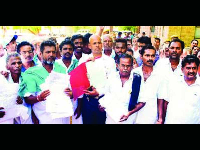The villagers said that they had decided to take out a procession to the collectorate, but many of them were stopped at Alagarkoil.