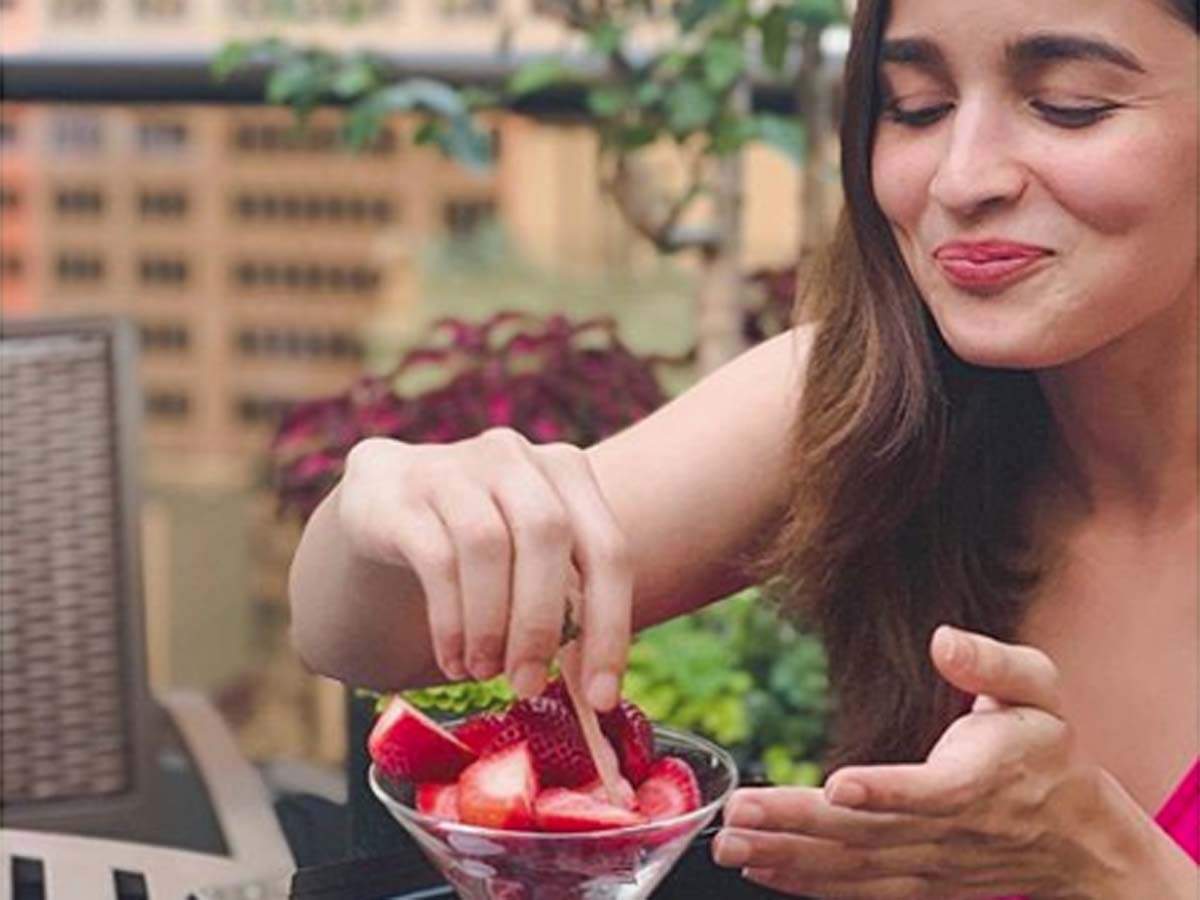 Alia Bhatt looks fresh as a berry as she enjoys Strawberry | Hindi ...