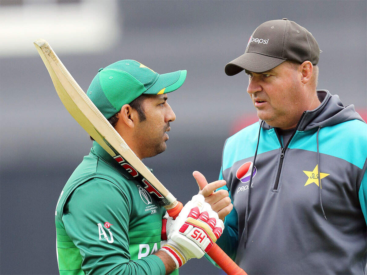 Sarfaraz Ahmed and Mickey Arthur. (AP Photo)
