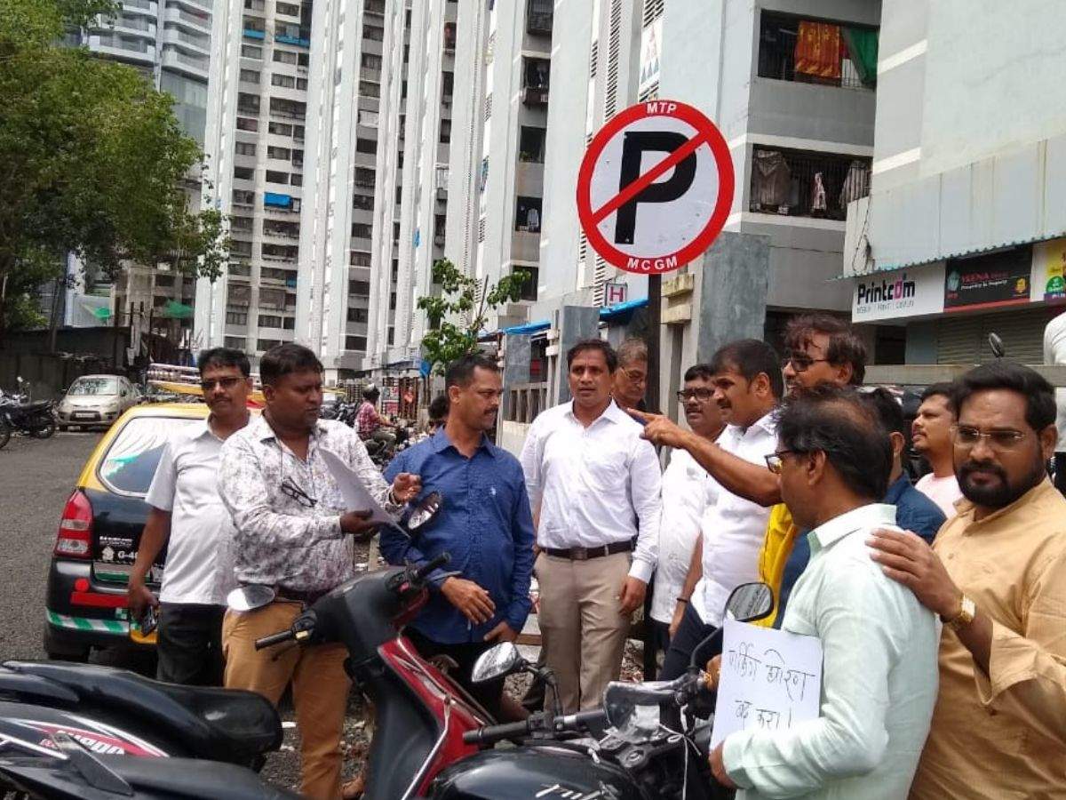 <p>People protesta against BMC's move to penalise motorists parking their vehicles within a 500-metre radius of a public parking lot. <br></p>
