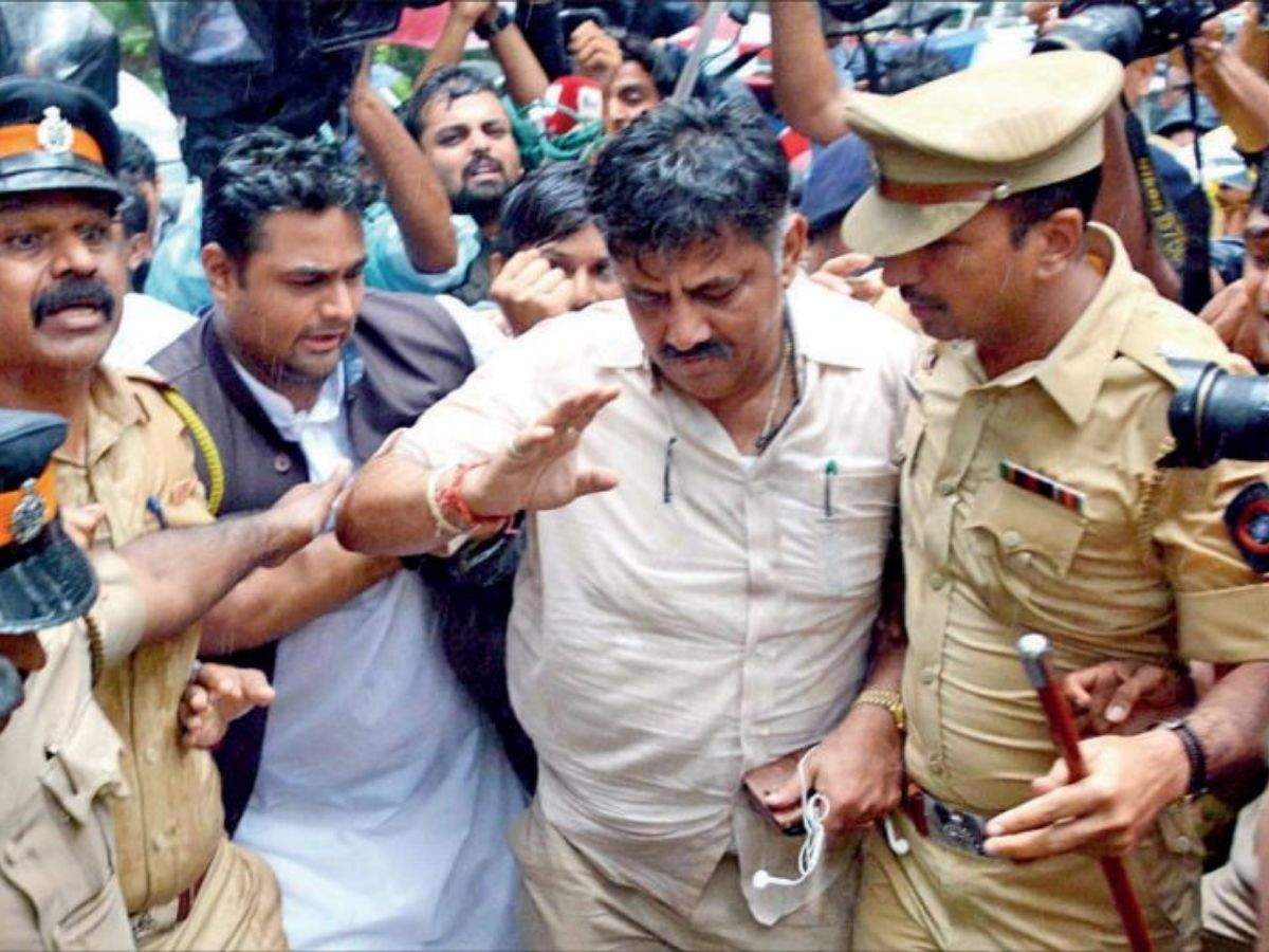  Mumbai police detain Congress leader DK Shivakumar outside Renaissance Hotel on Wednesday. (ANI photo)