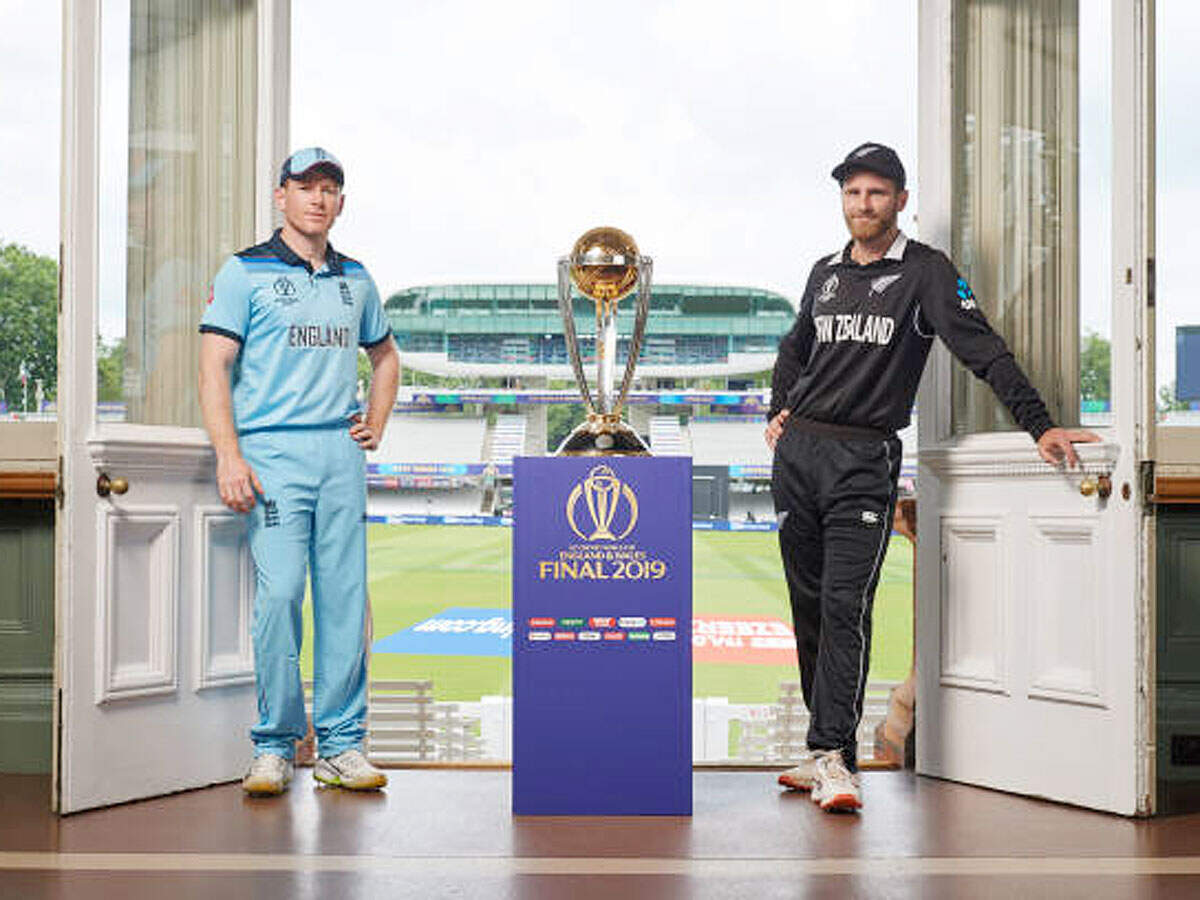 Eoin Morgan and Kane Williamson with the World Cup trophy at Lord's. (Getty Images)