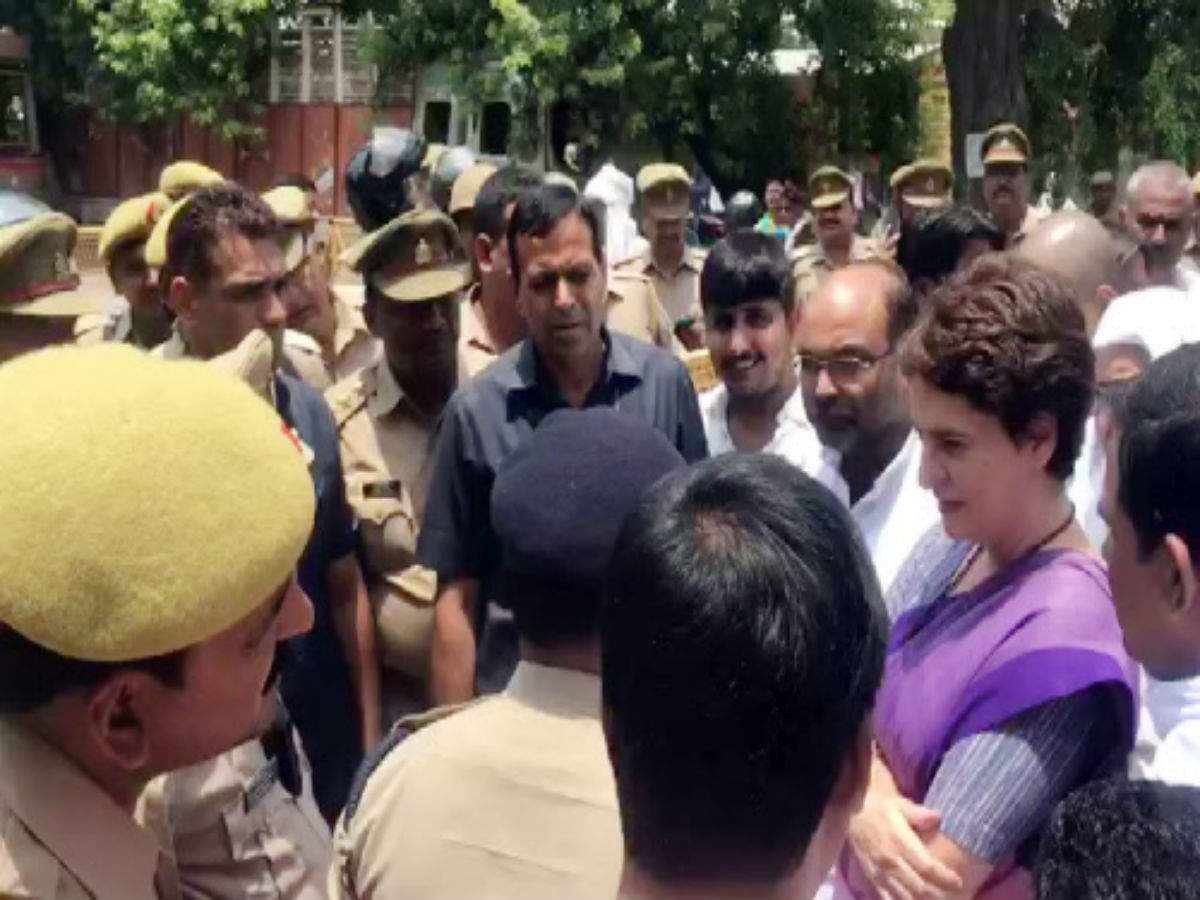 Congress general secretary for Uttar Pradesh East Priyanka Gandhi Vadra talks to police official: ANI