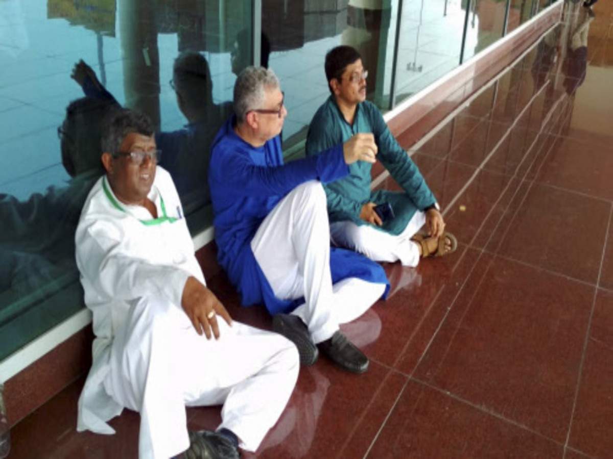 Derek O'Brien led TMC delegation sit on a dharna, after they were stopped by police at the Varanasi airport, while on their way to meet kin of Sonbhadra clash victims. (Photo courtesy: PTI)