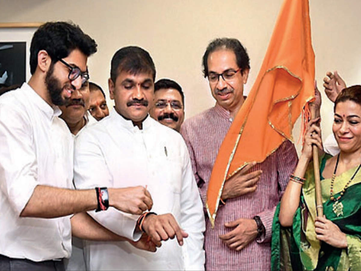 Sachin Ahir is welcomed to Shiv Sena by party chief Uddhav Thackeray and his son Aditya at Matoshree on Thursday. Ahir’s wife holds the Sena banner