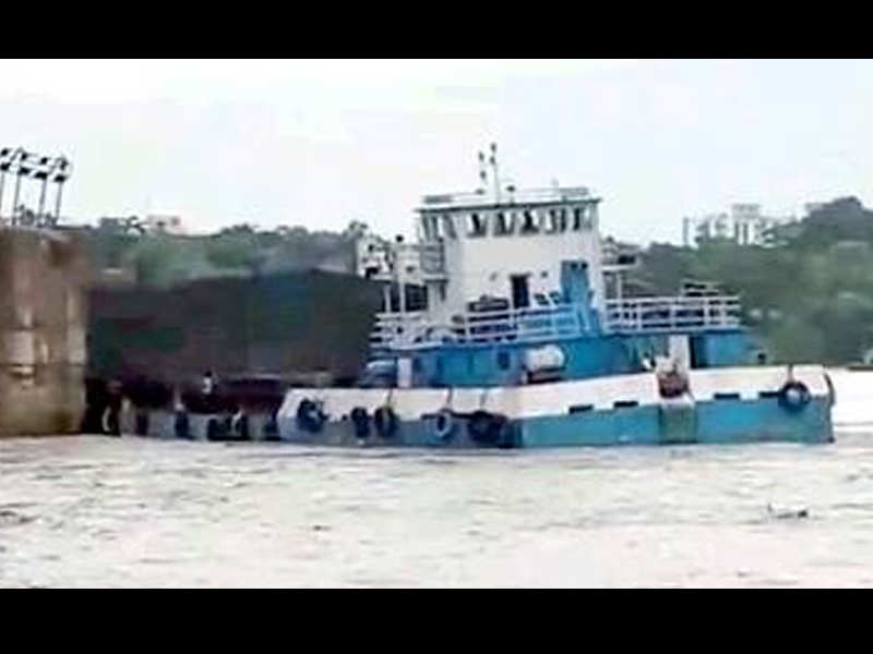 The vessel smashed into rocks near a pier of the Vidyasagar Setu