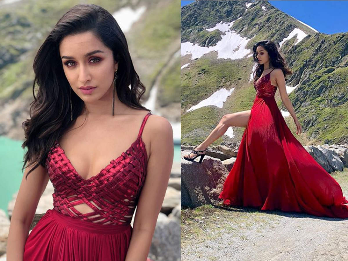 Who looks better in sizzling red -Janhvi Kapoor or Jacqueline