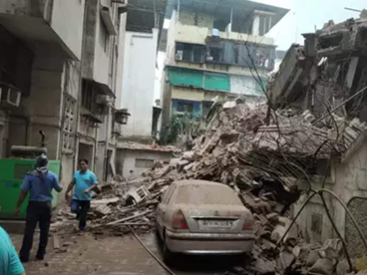The collapse of Mahak Building has once again raised the issue of dangerous buildings in Ulhasnagar.