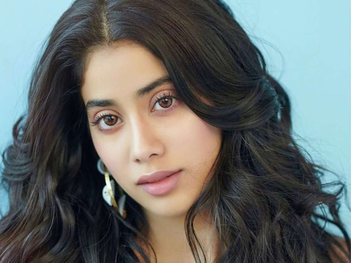 Hotness Alert! Janhvi Kapoor slays it with her killer eyes in her ...