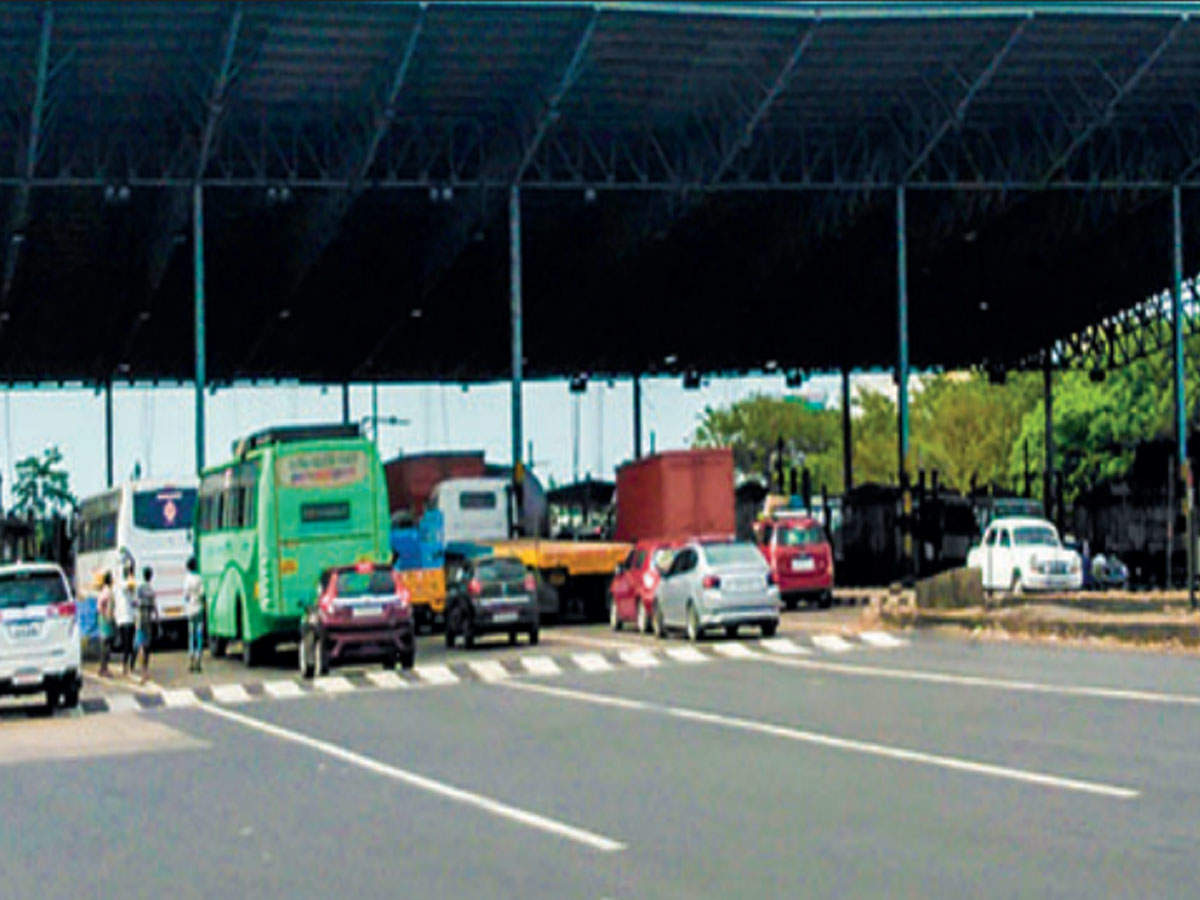 Paranur plaza has no lane for FASTag vehicles