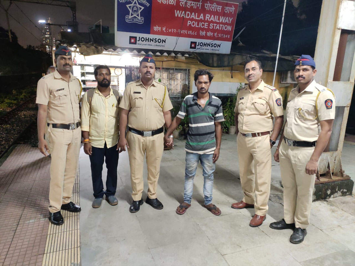 Mumbai Grp Cop Risks Life To Catch Cellphone Thief On Train Track