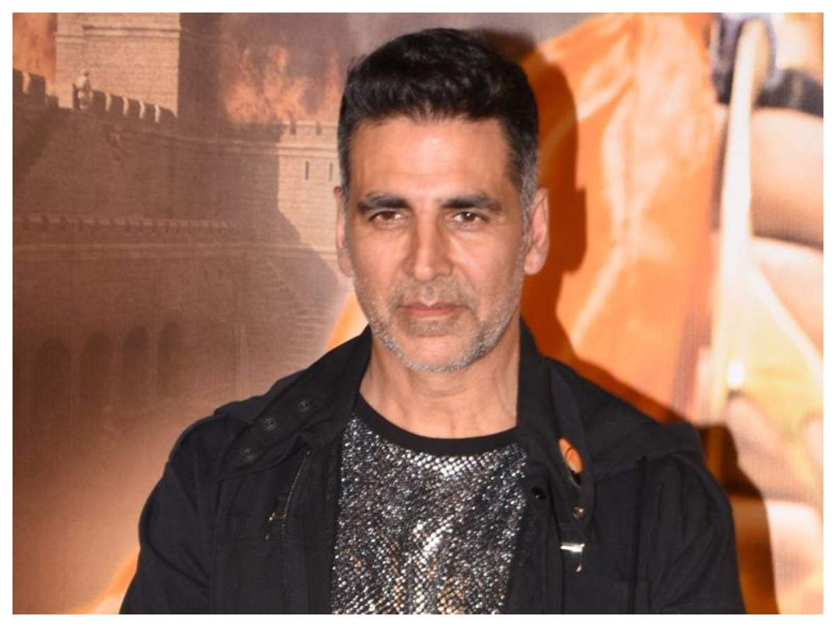 Photos: Akshay Kumar obliges his fans with selfies on streets of London |  Hindi Movie News - Times of India