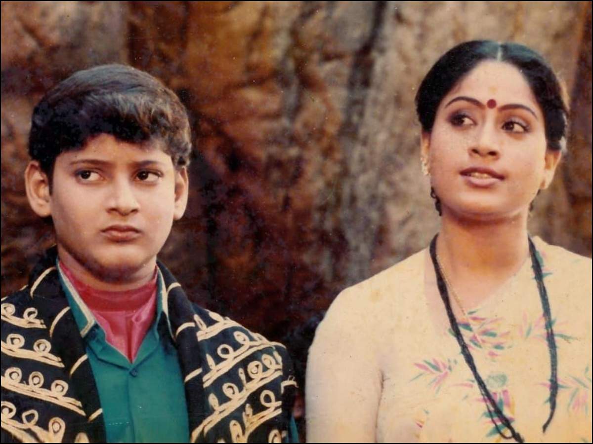 Throwback pic: Teenage Mahesh Babu with Lady Superstar Vijayashanti in 1989  | Telugu Movie News - Times of India