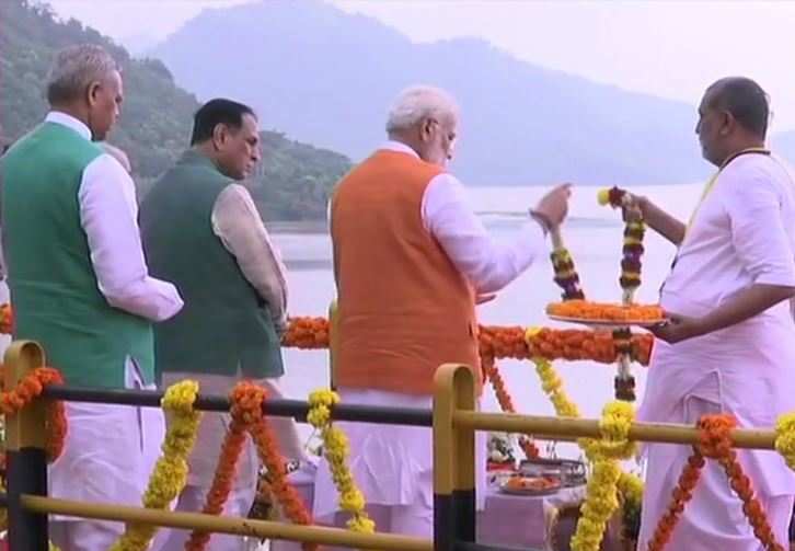 PM Narendra Modi performs Narmada 'aarti' at Sardar Sarovar dam