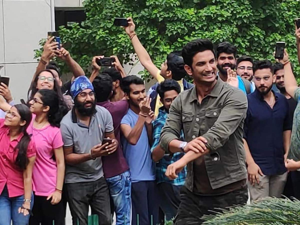 Sushant Singh Rajput spends an evening at his college hostel after ...
