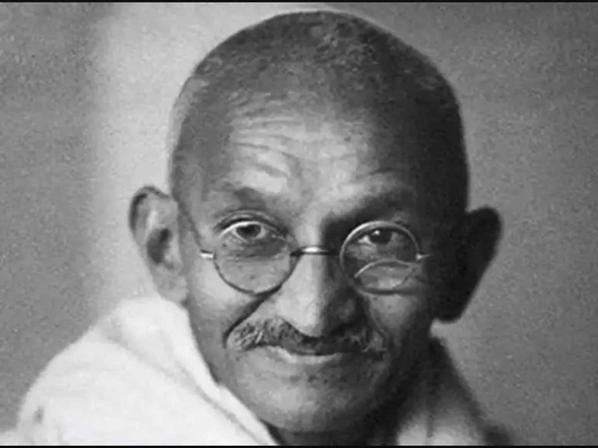 Mamata Banerjee pays homage to Mahatma Gandhi