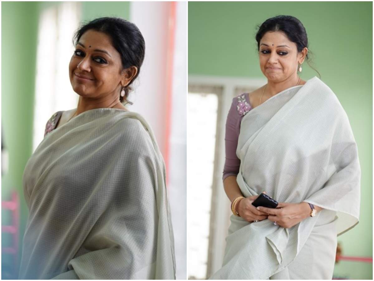 Shobana is blushing in white as she returns to the silver screen after six years! Malayalam Movie News