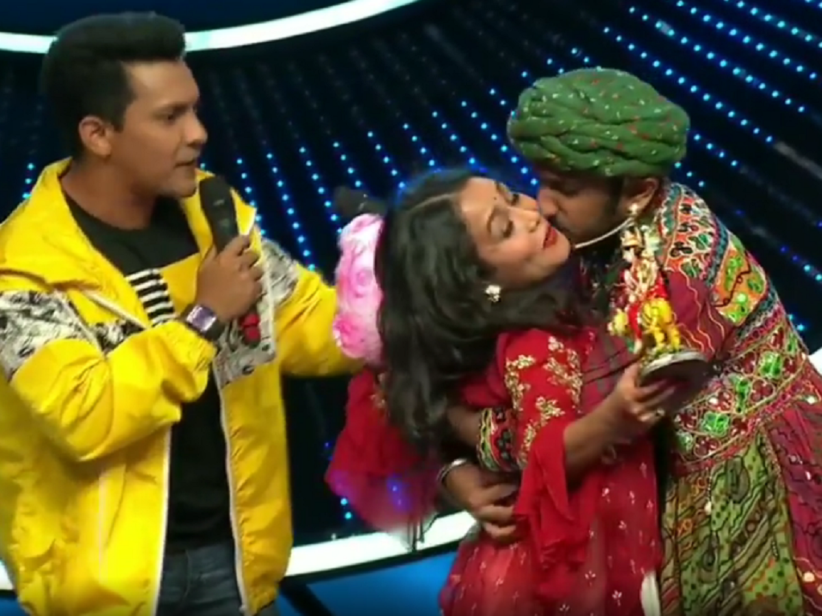 1200px x 900px - Indian Idol 11: Contestant forcibly plants a kiss on Neha Kakkar's ...