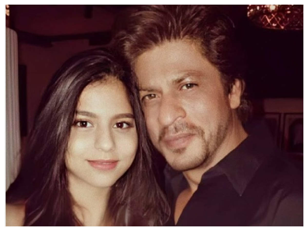 Shah Rukh Khan's daughter Suhana Khan greets paparazzi; poses for