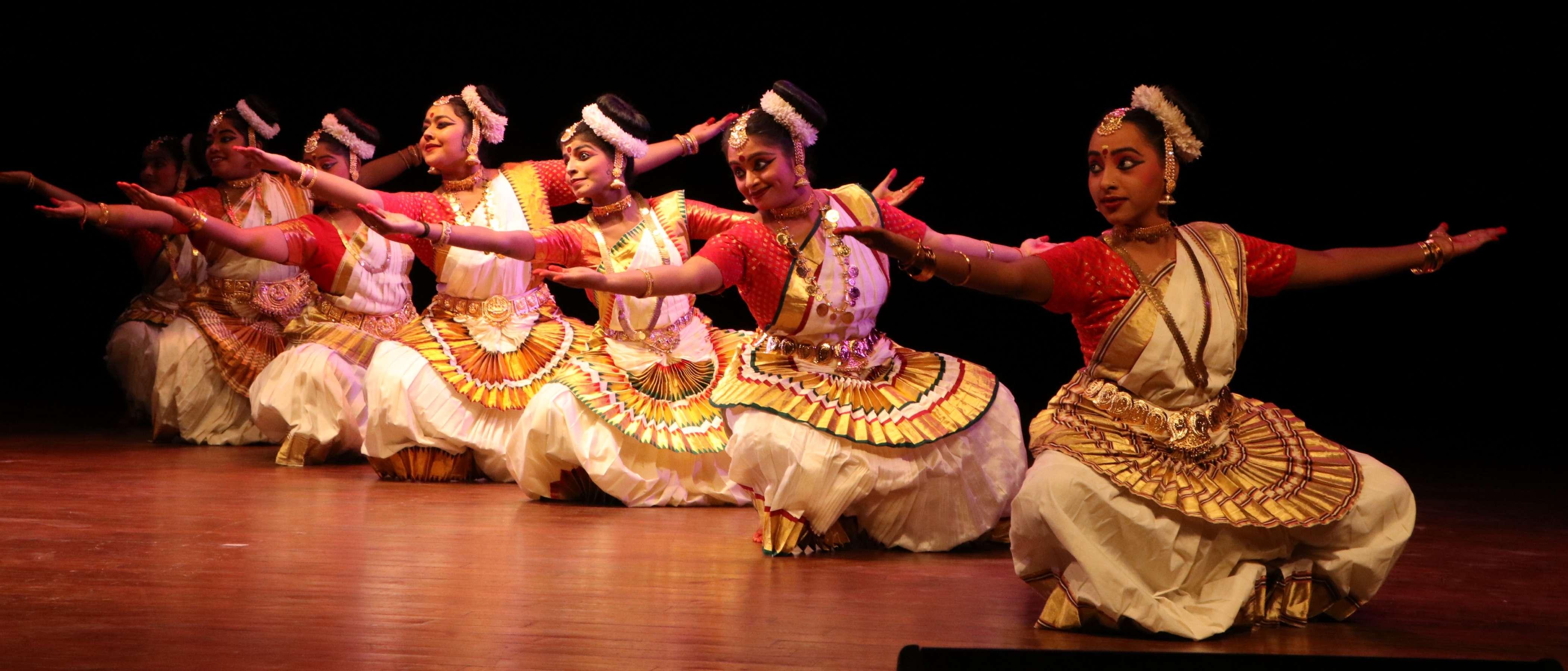 mohiniyattam group dance