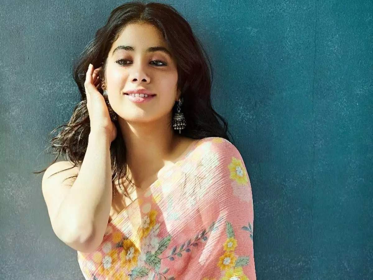 Watch Video: Janhvi Kapoor asks the paparazzi to turn off the cameras while  she helped an underprivileged kid | Hindi Movie News - Times of India