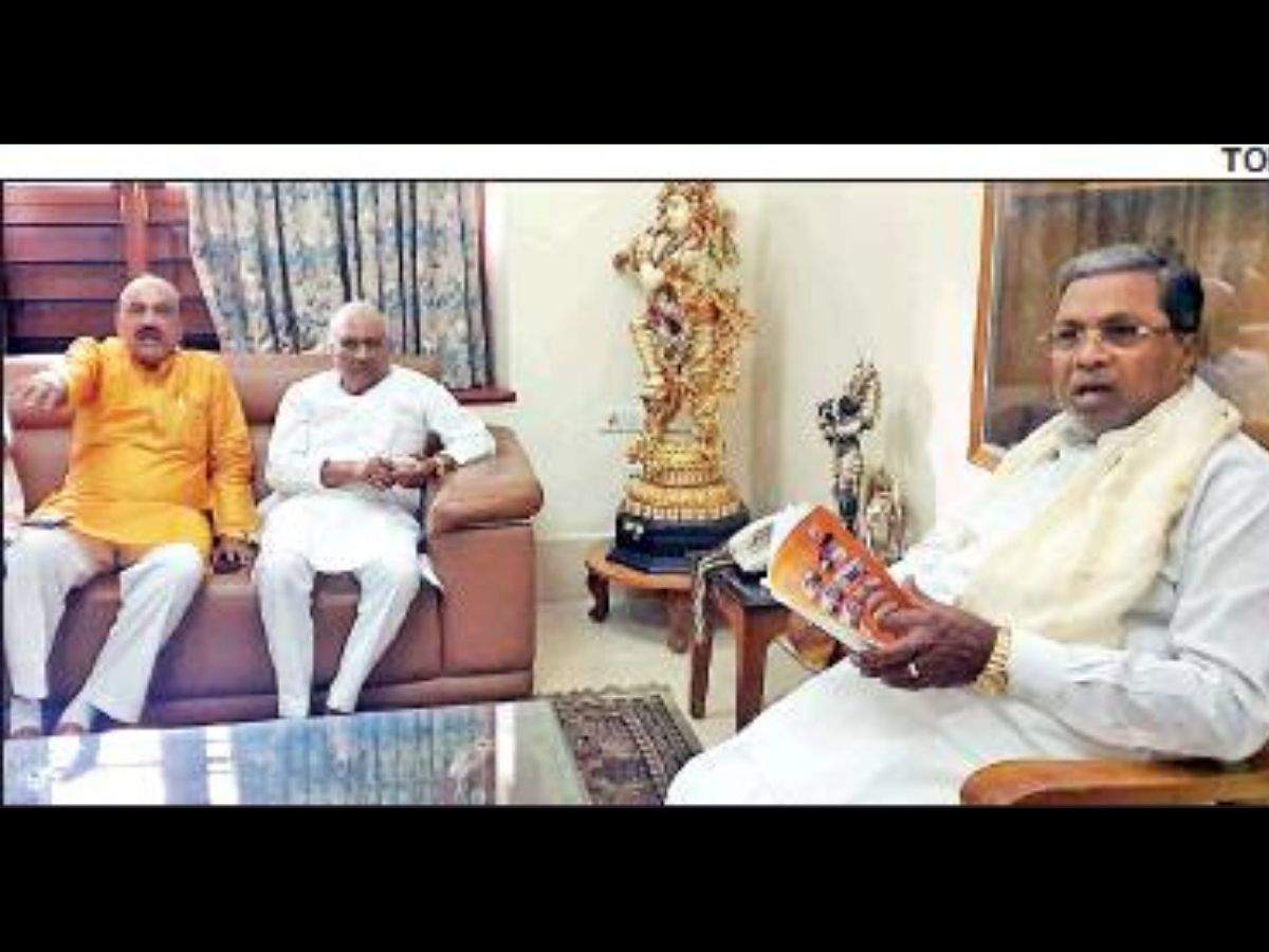 Raju Kage(centre) during his meeting with Congress Legislature Party leader Siddaramaiah in Bengaluru on Monday